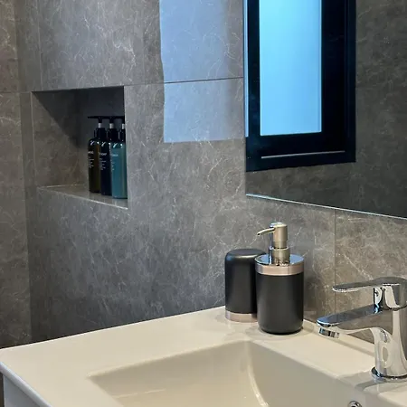 Lux Hub Spot-νear European Uni Engomi *