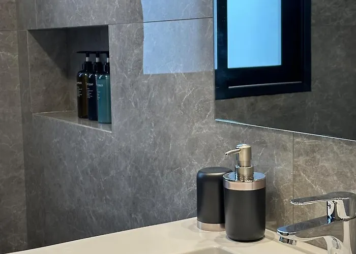 Lux Hub Spot-νear European Uni Engomi *