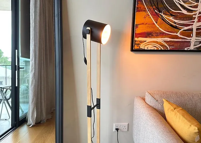 Lux Hub Spot-νear European Uni Engomi *