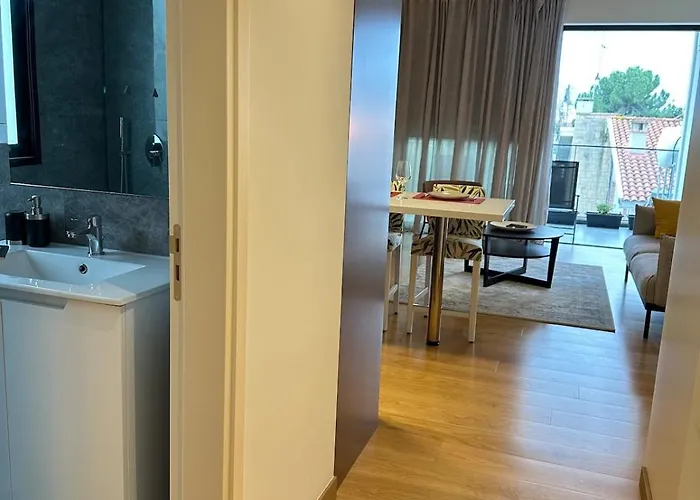 Lux Hub Spot-νear European Uni Engomi