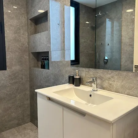 Lux Hub Spot-νear European Uni Engomi